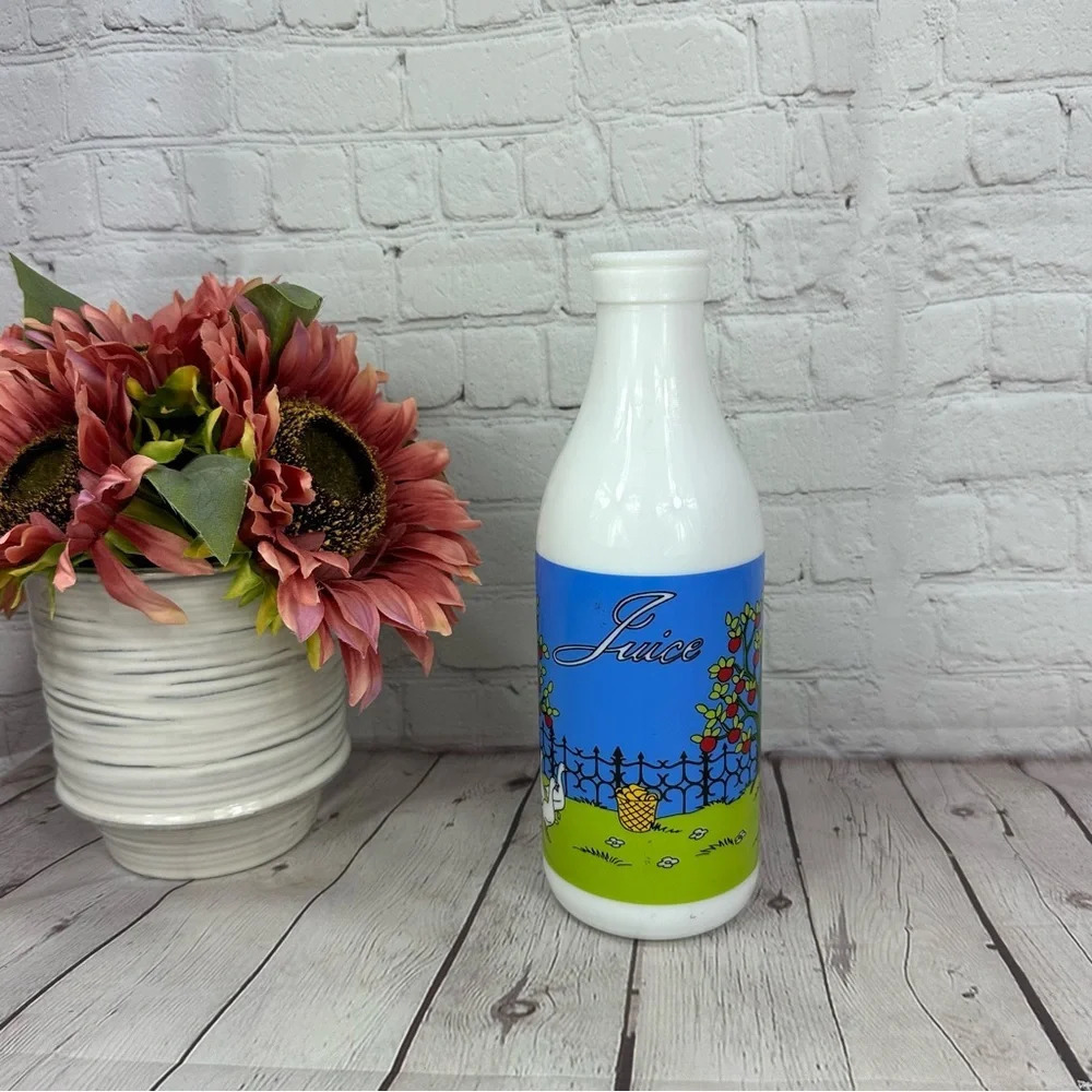 Vintage carlton white milk glass bottle juice apple orchard cat ducks